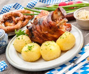 Im Weltenburger am Dom genießen Sie traditionelle bayerische Gerichte wie den Schweinshaxe mit frischen Knödeln