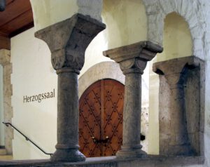 Säulen im Foyer des Herzogssaals