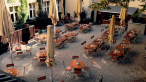 Der idyllische Biergarten des Weltenburger am Dom