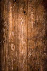 Hintergrunds mit rustikalen Holzbrettern. Die Bretter weisen verschiedene Holztöne und Texturen auf