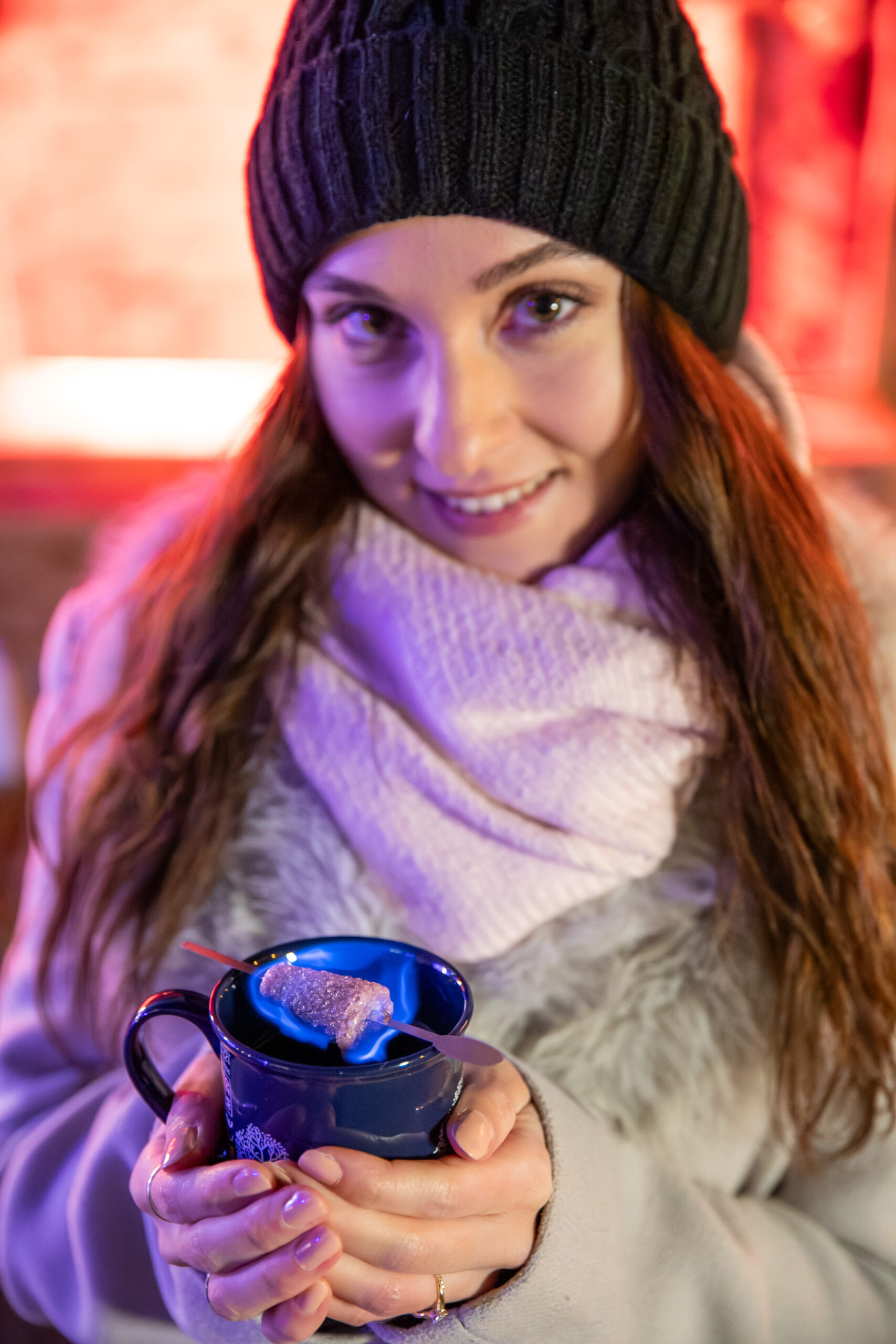 Eine brennende Feuerzangenbowle, bei der der Zuckerhut über dem Topf karamellisiert.
