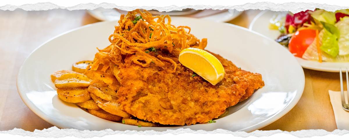 Appetitliches Foto eines Bockbierschnitzels, welches im Restaurant "Weltenburger am Dom" serviert werden. Die Speisen sind frisch und ansprechend angerichtet