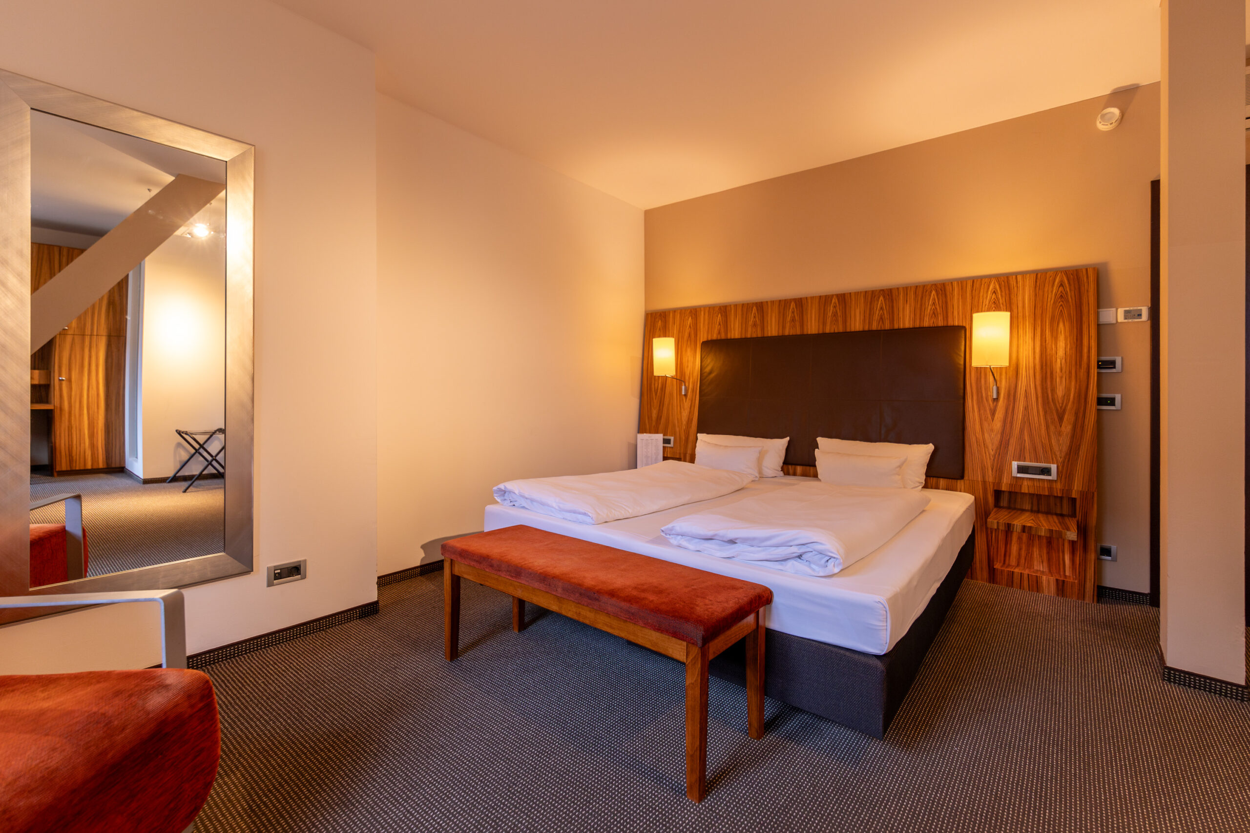 Das geräumige und stilvoll eingerichtete Doppelzimmer L im Herzogshof Boutique-Hotel am Dom