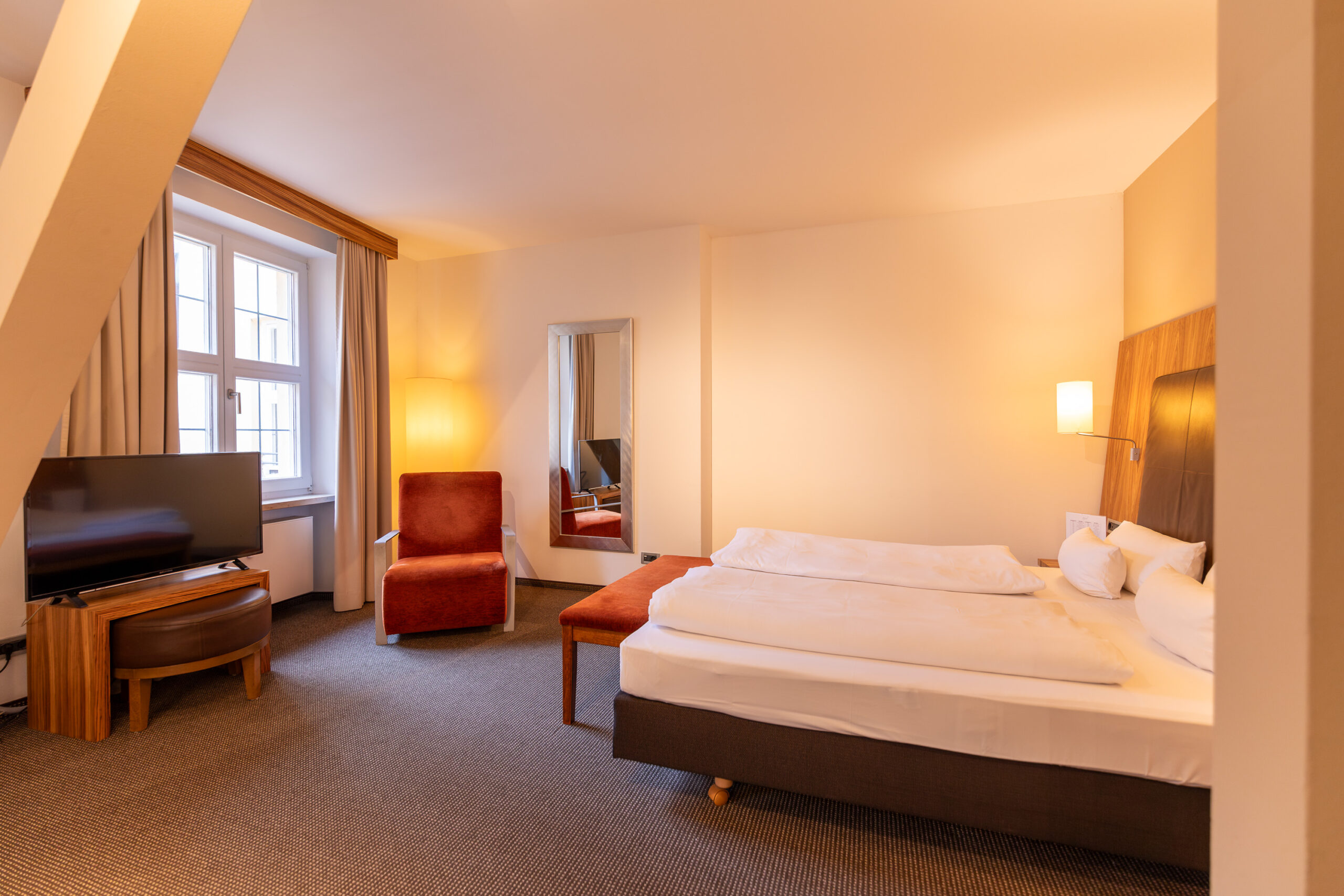 Das geräumige und stilvoll eingerichtete Doppelzimmer L im Herzogshof Boutique-Hotel am Dom