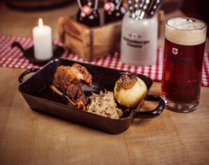 Foto eines Oberpfälzer Schäuferls, welches im Restaurant "Weltenburger am Dom" serviert wird. Die Speisen sind frisch und ansprechend angerichtet