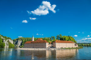Kloster Weltenburg an der Donau mit bewaldeten Ufern