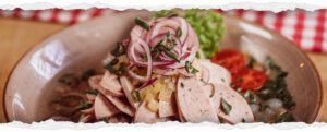 Ein appetitlicher Bayerischer Wurstsalat mit original Regensburger und frischen Zwiebeln