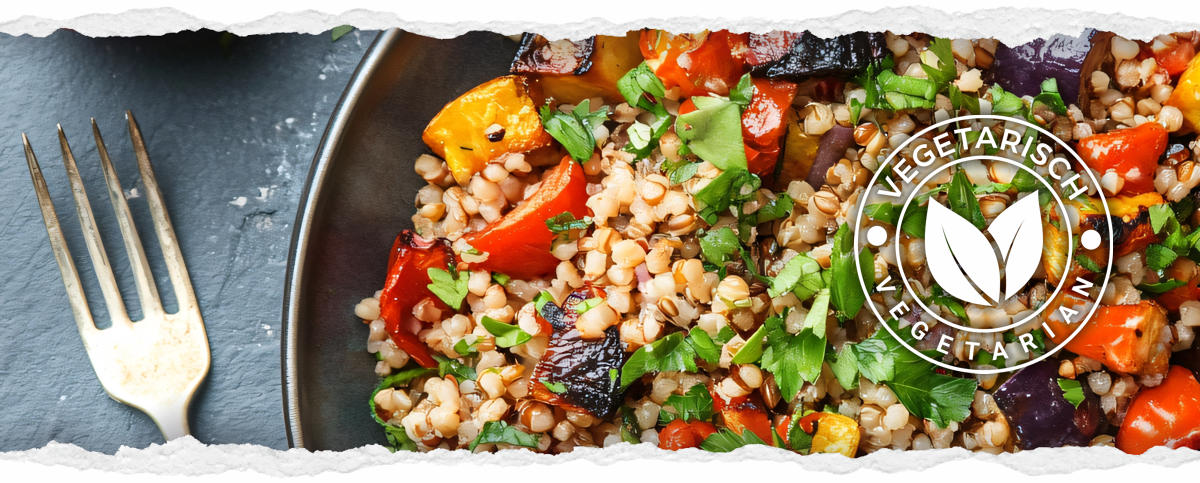 Eine Nahaufnahme eines appetitlichen, vegetarischen Gerichts in einer dunklen Schale. Links neben der Schüssel liegt eine Gabel. auf der rechten Seite des Bildes befindet sich ein rundes Icon, welches auf den vegetarischen Aspekt der Gerichte hinweist