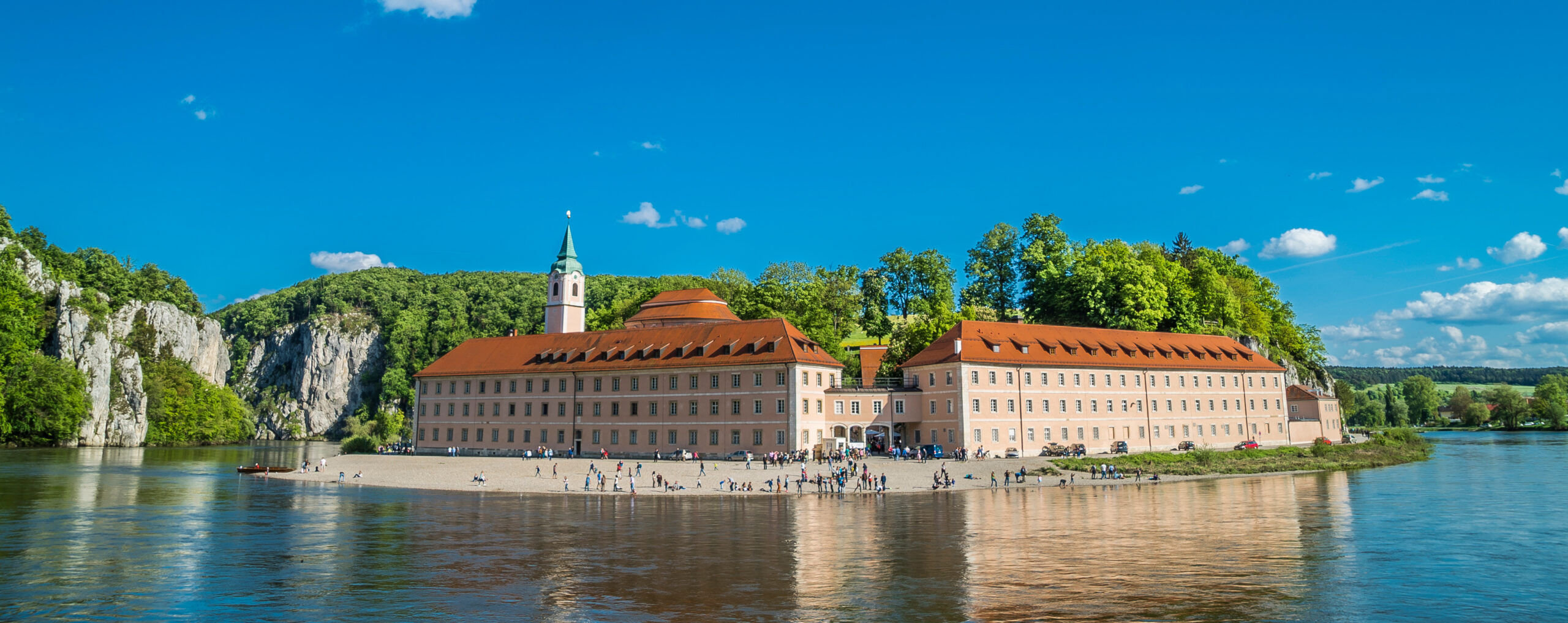 Kloster Weltenburg an der Donau mit bewaldeten Ufern