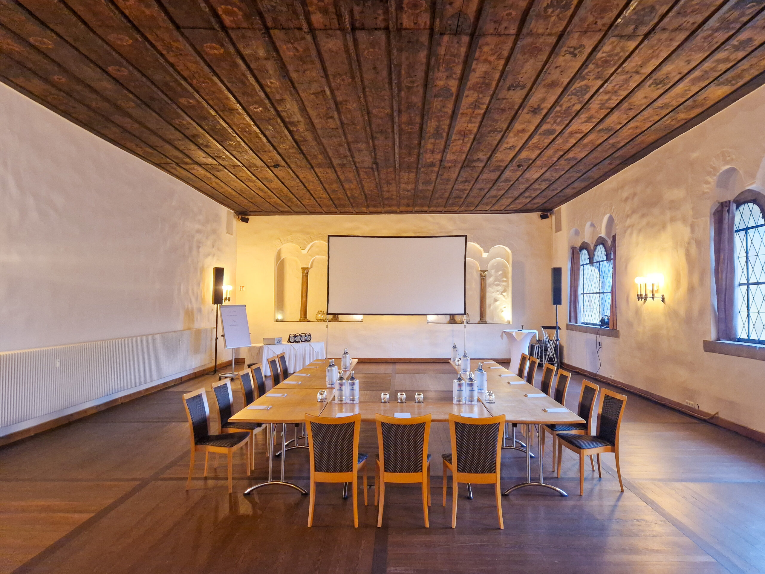 Der Herzogssaal wurde in U-Form bestuhlt um einer Besprechung den perfekten Rahmen zu geben. Vorne steht ein große Leinwand