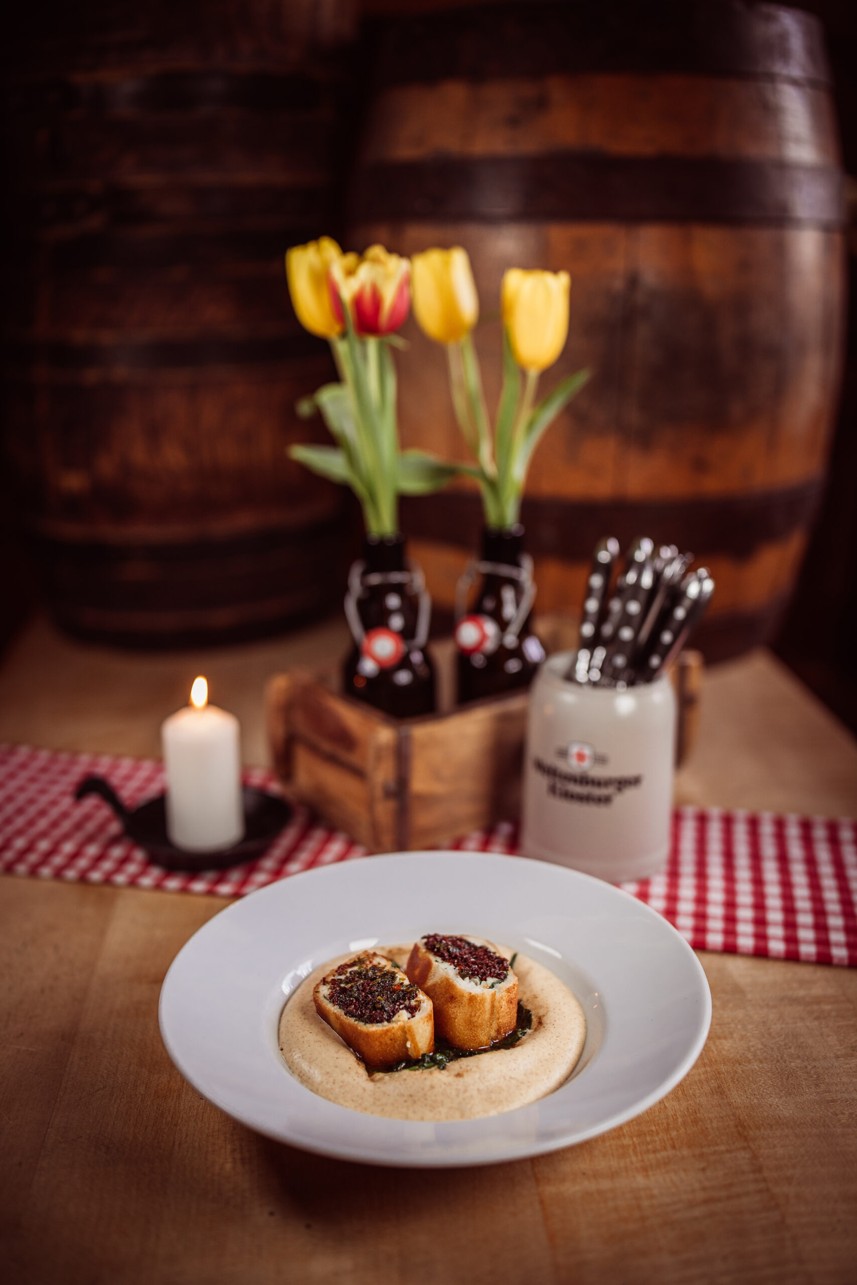 Eine appetitliche Aufnahme der Forelle „Müllerin Style" angerichtet auf einem traditionell urigen Tisch.