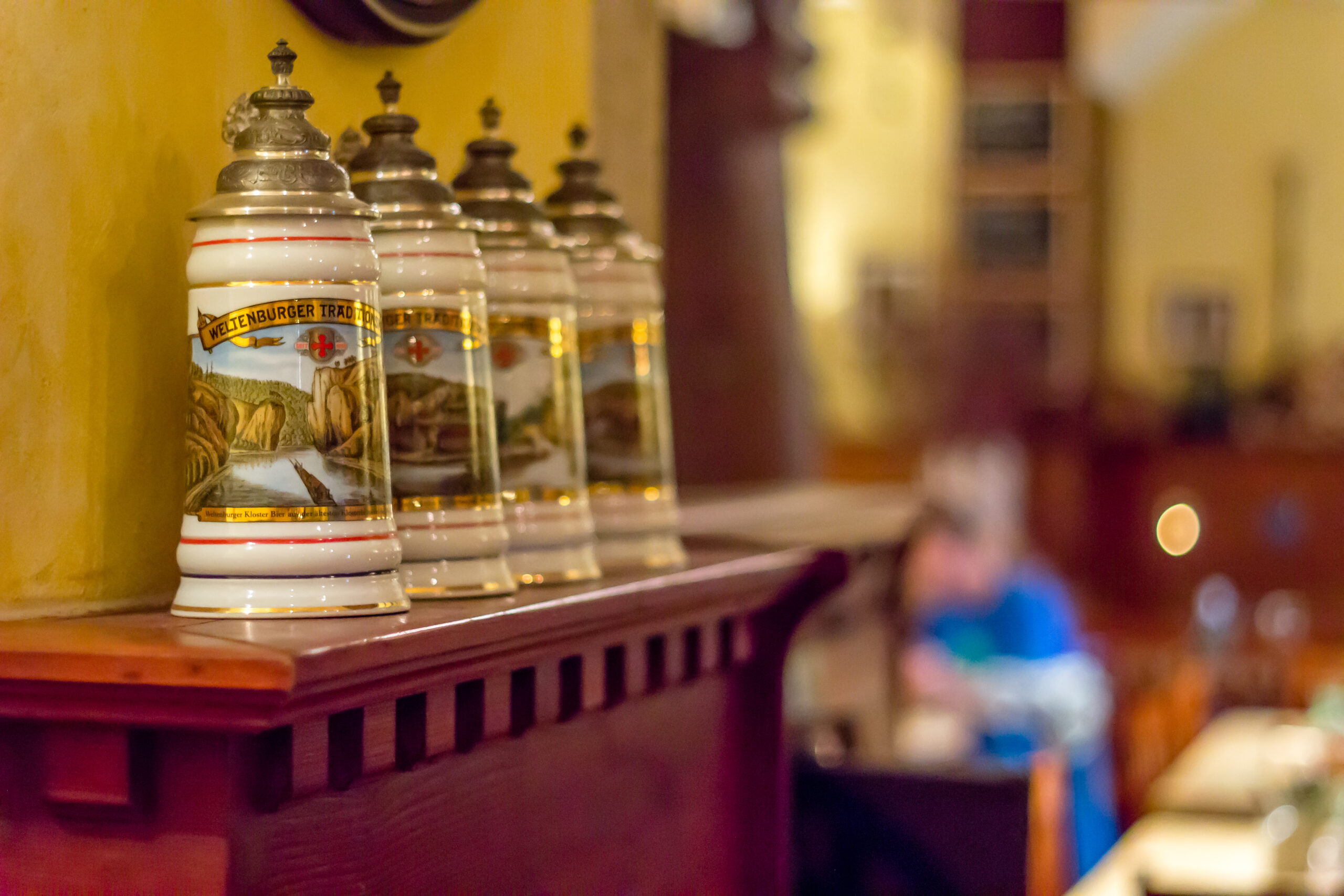 Traditionelle Bierkrüge des Weltenburger Klosters dienen als Dekoration