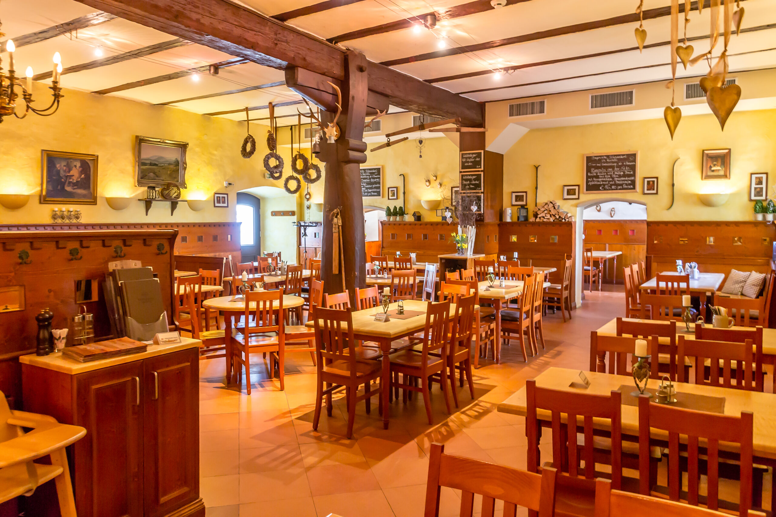 Die gemütliche Gaststube des Weltenburger am Doms mit ihrer traditionell bayerischen Einrichtung