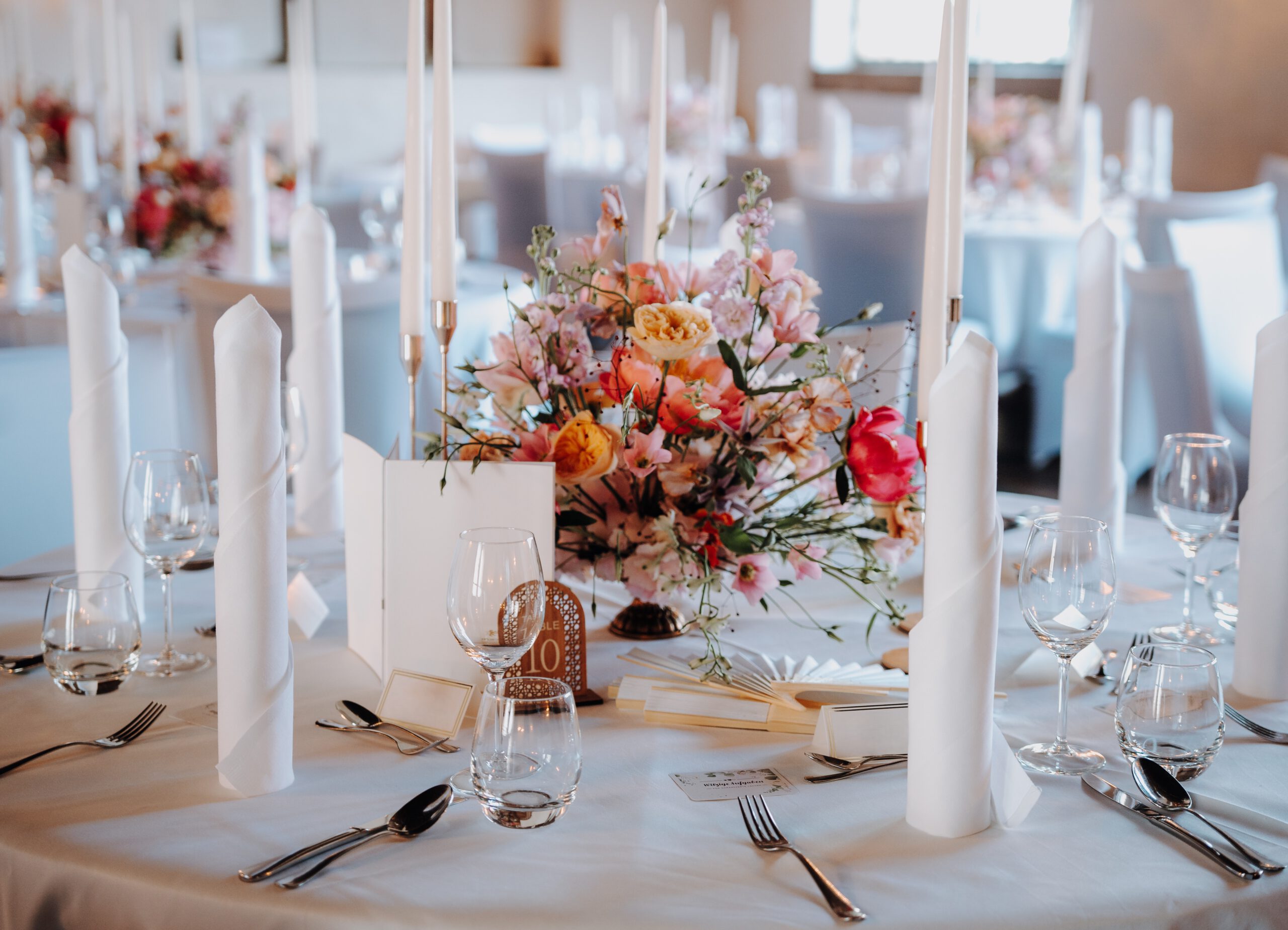 Ein feierlich gedeckter Tisch einer Hochzeitsfeier im Herzogssaal