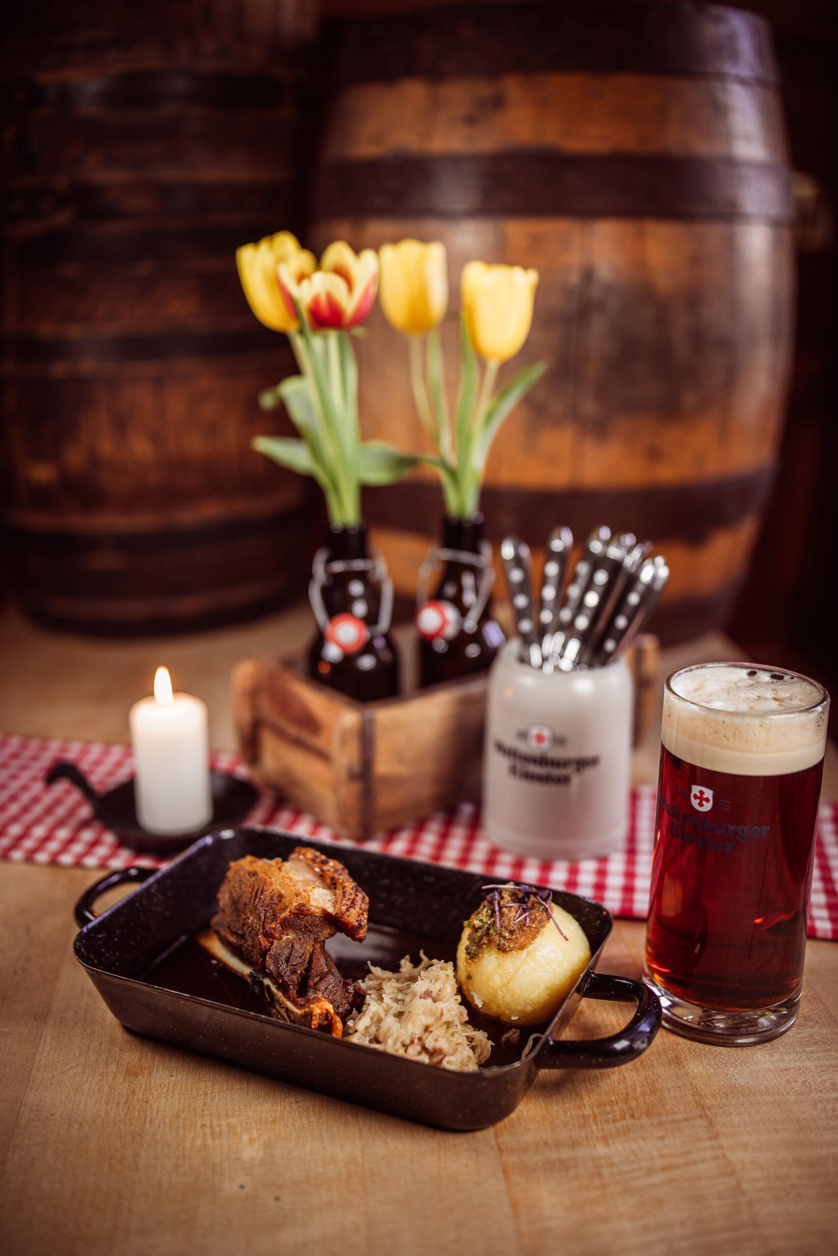 Foto eines Oberpfälzer Schäuferls, welches im Restaurant "Weltenburger am Dom" serviert wird. Die Speisen sind frisch und ansprechend angerichtet
