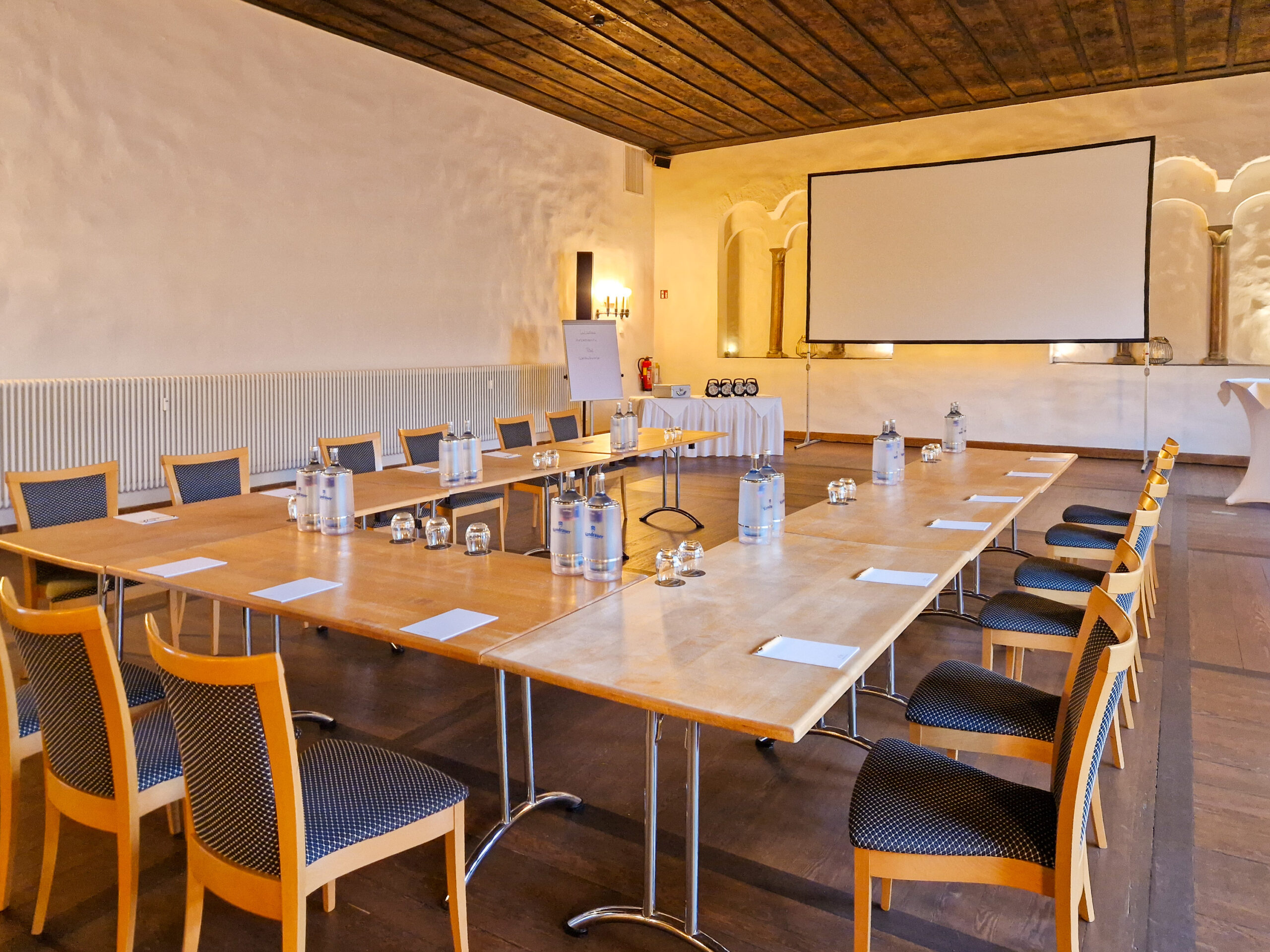 Der Herzogssaal wurde in U-Form bestuhlt um einer Besprechung den perfekten Rahmen zu geben. Vorne steht ein große Leinwand